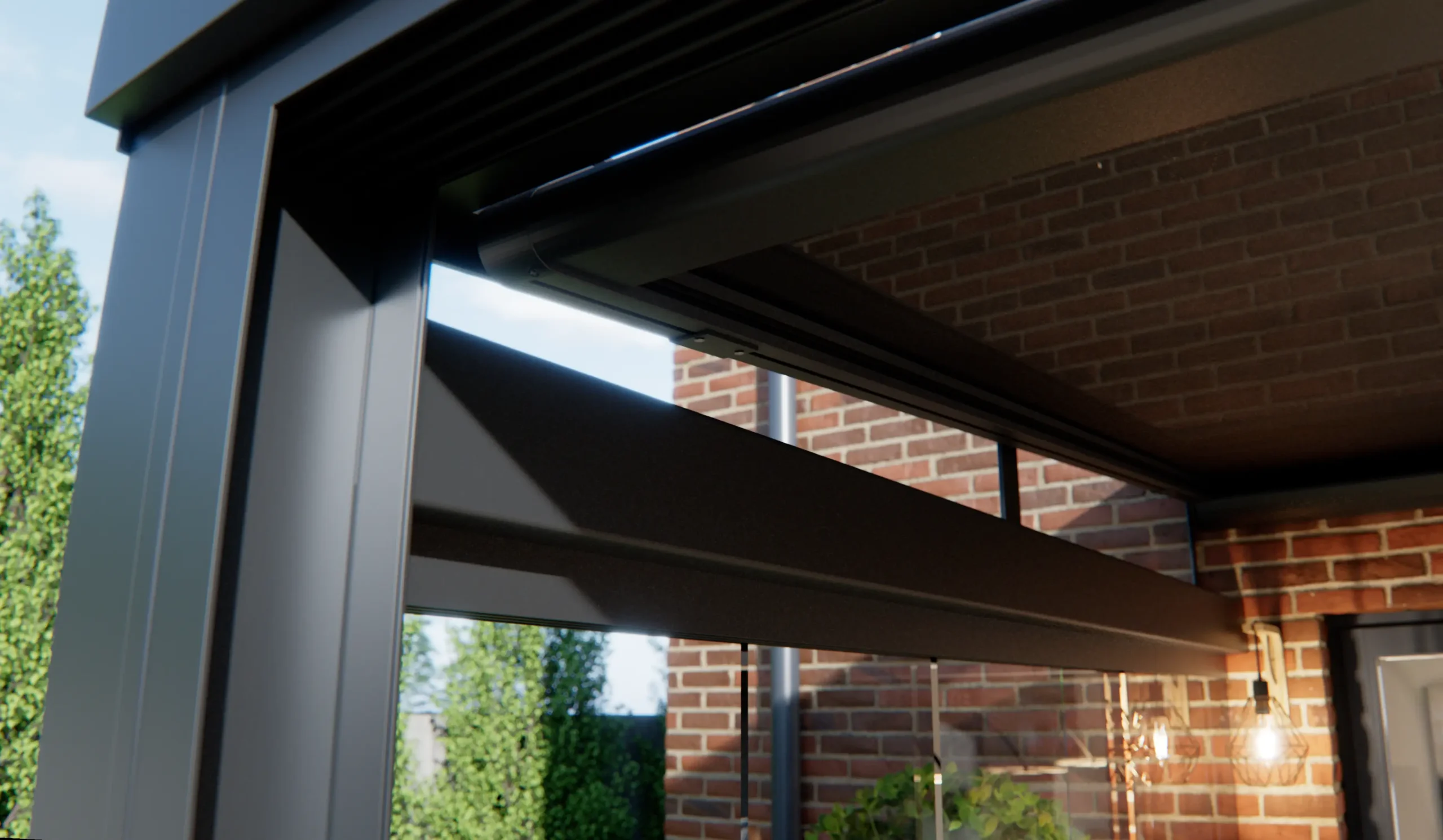 Dichte overkapping tuin met zonwering